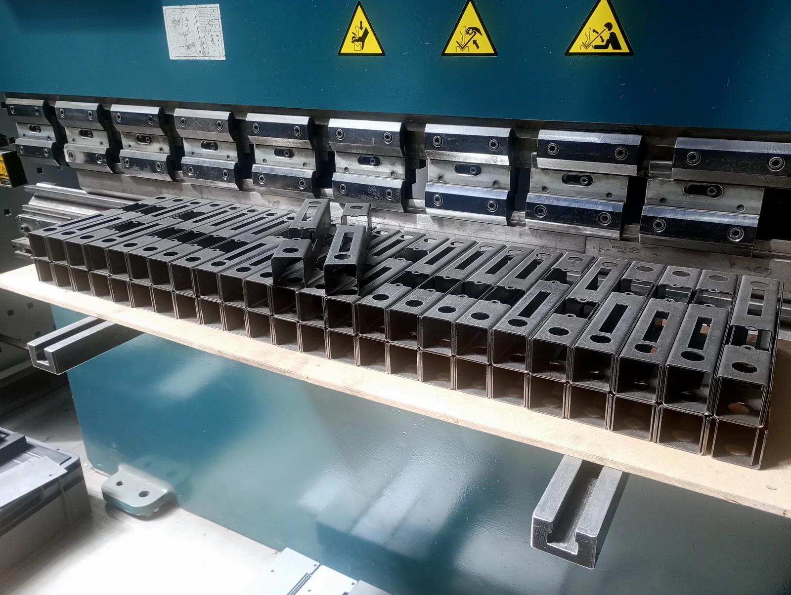 Detale gięte przy prasie krawędziowej CNC